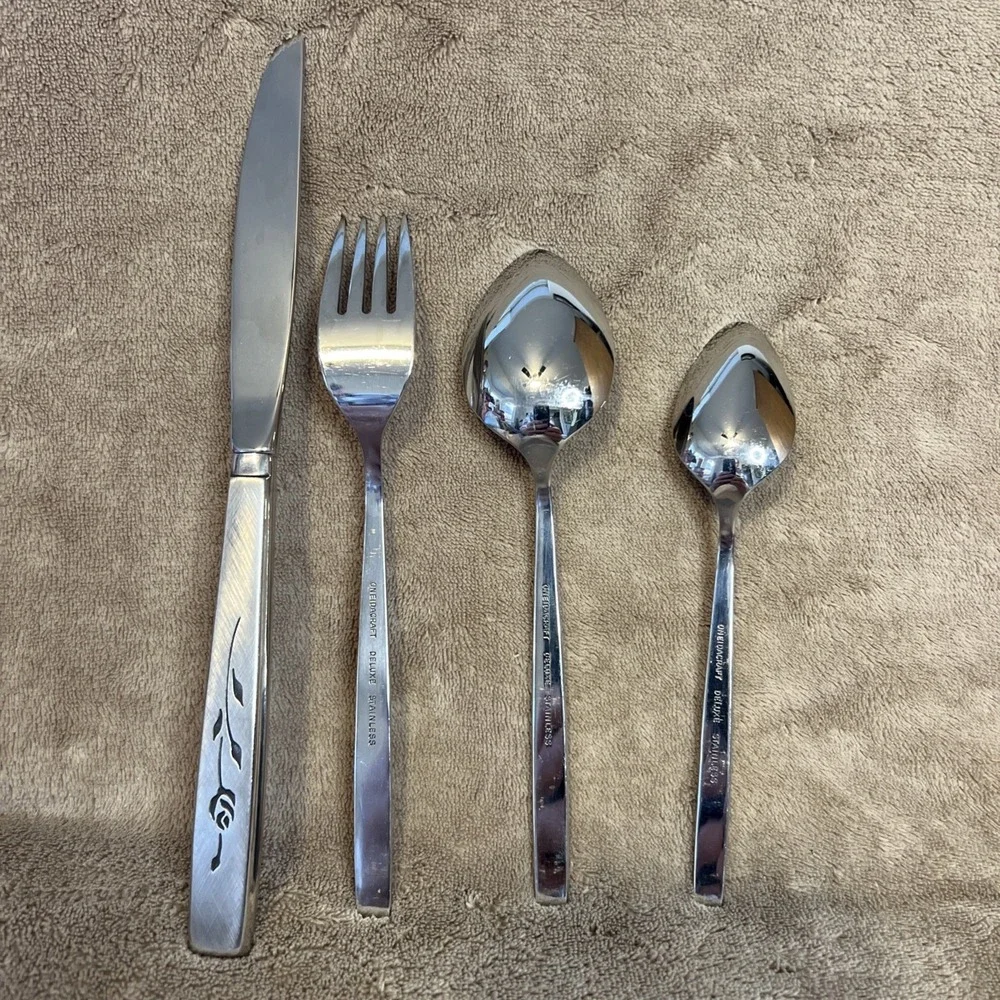 Vintage Flatware Oneidacraft Deluxe Stainless Capistrano Roses 4 Pieces‎